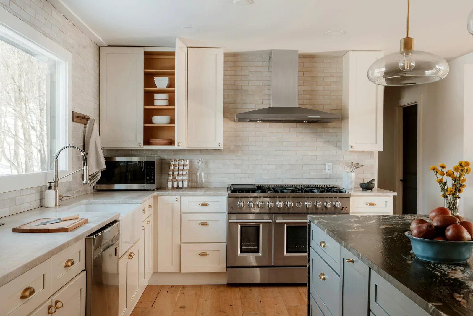 A kitchen with a range hood, gas range, microwave, dishwasher, and pull-down faucet, each outlined as Haven finds it